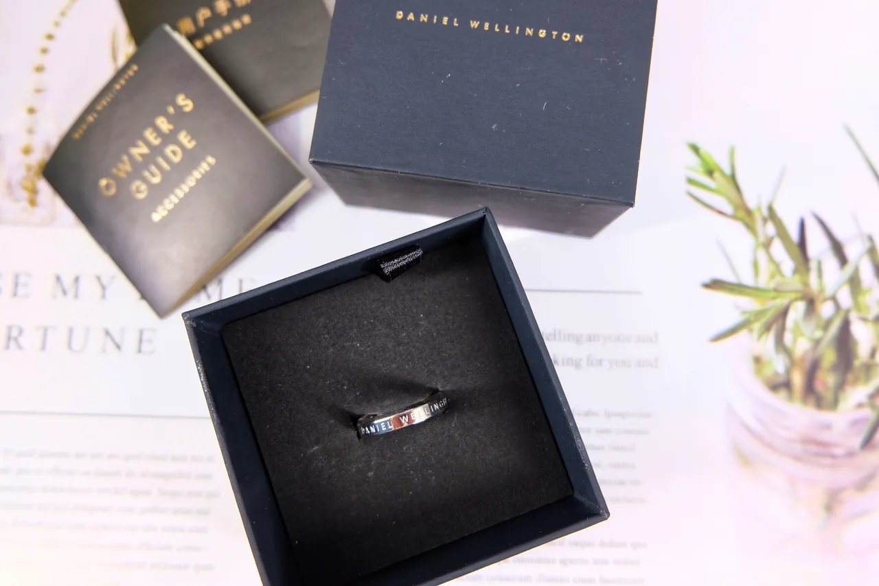 Daniel Wellington Signature Ring Silver Minimalist Engraved Ring 3
