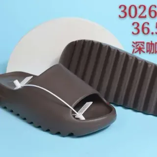 गहरी कॉफी ब्राउन मोल्डेड स्लाइड स्लिपर