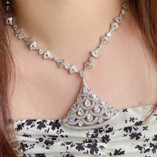 Collier pendentif de cristal en forme d'éventail Pavé