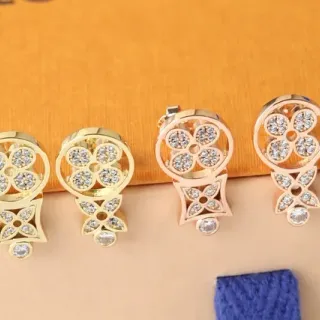 Brincos de cristal Pavé floral com design de quatrefoil