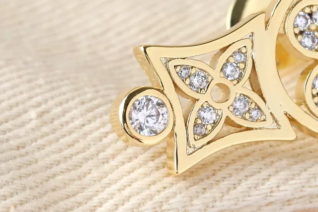 Floral Quatrefoil Pavé Crystal Stud Earrings 3