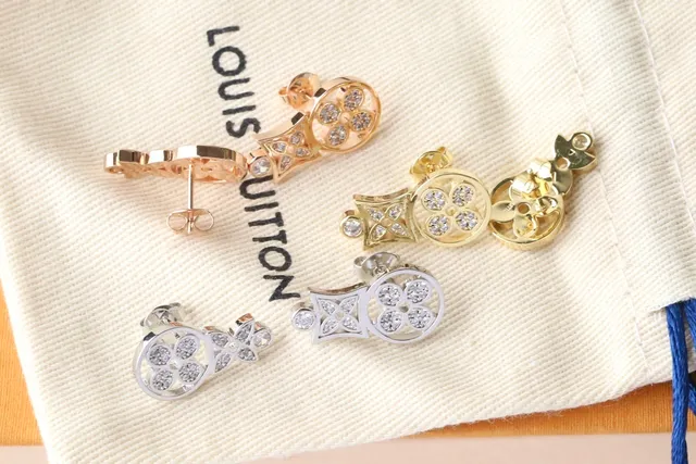 Floral Quatrefoil Pavé Crystal Stud Earrings 7