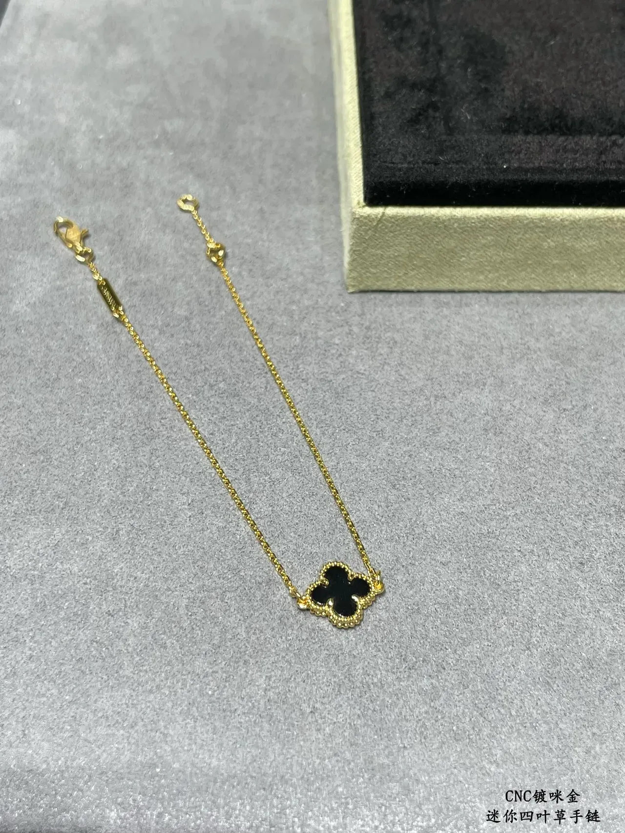 Four-Leaf Clover Bracelet Black Gold Pendant Enamel Inlay Bracelet 4