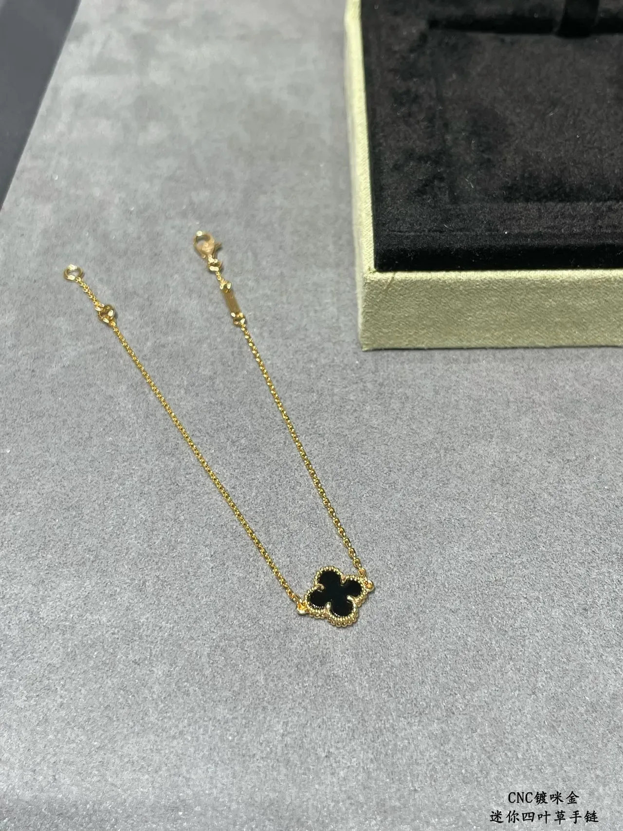 Four-Leaf Clover Bracelet Black Gold Pendant Enamel Inlay Bracelet 5