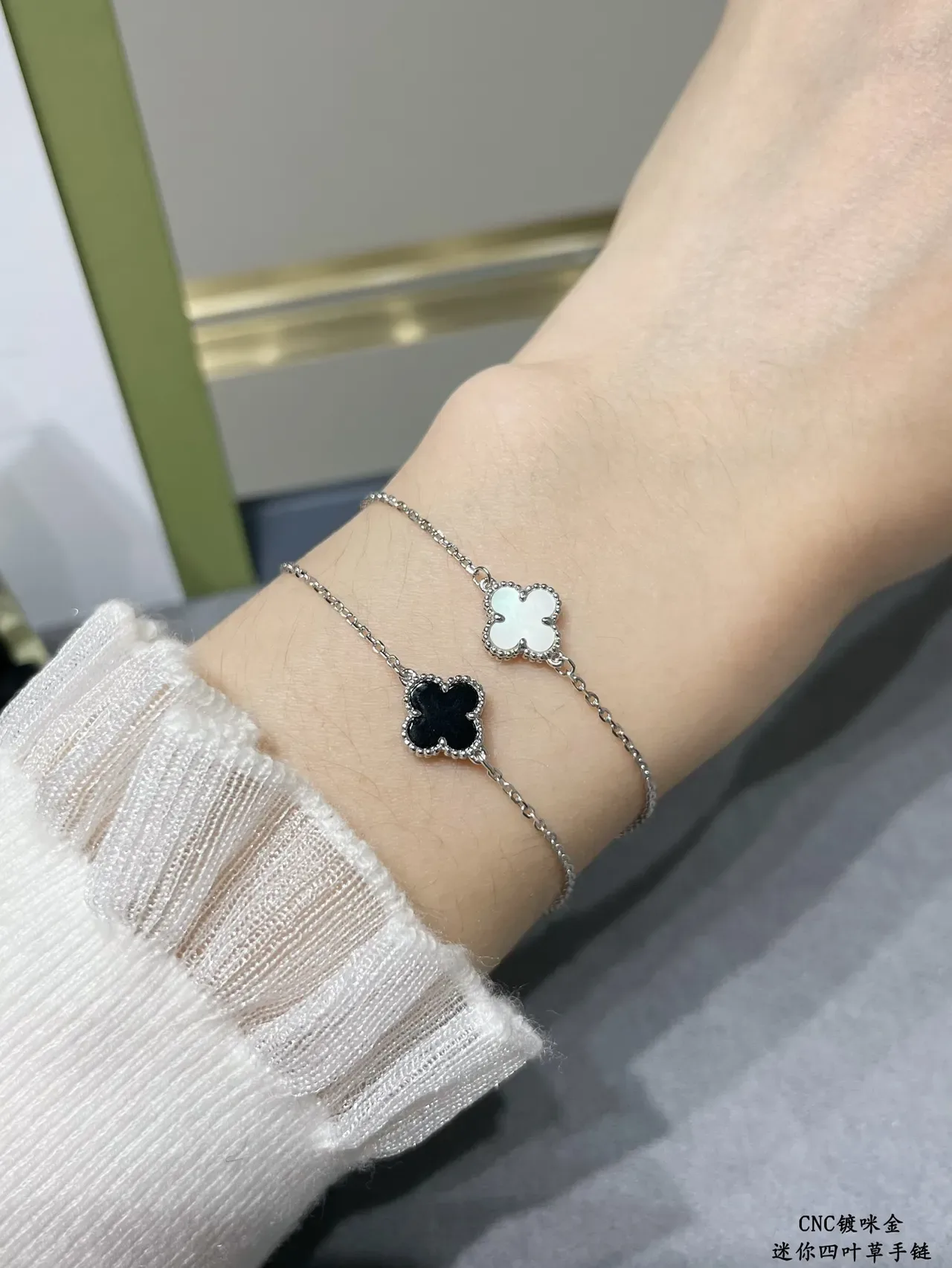Four-Leaf Clover Bracelet Black Gold Pendant Enamel Inlay Bracelet 9