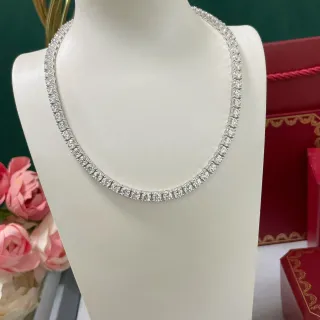 Collier de pierres de coupe carrée entièrement pavé en canal