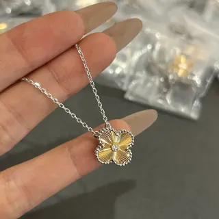Colar com pingente de flor de quatro pétalas Sunburst em ouro e prata