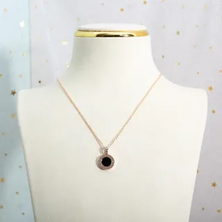 Collier en chaîne noire et dorée avec pendentif circulaire