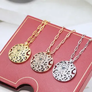 Colar com pingente circular de filigrana em ouro e preto pavé-set pedras