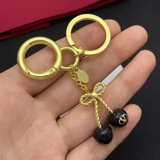 Pulsera de metal dorado y negro con cuerda retorcida y lazo