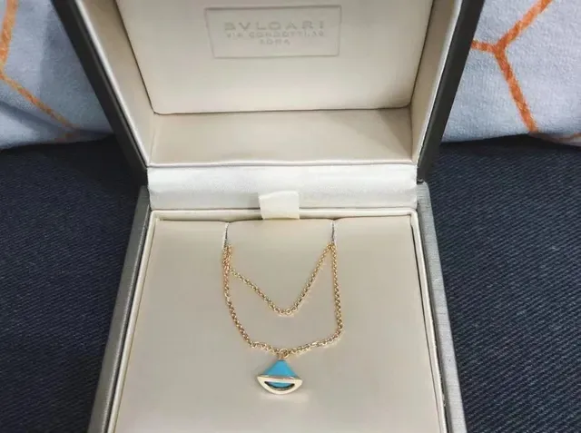 Collar con colgante de forma de abanico con incrustación de esmalte en dorado y azul 2