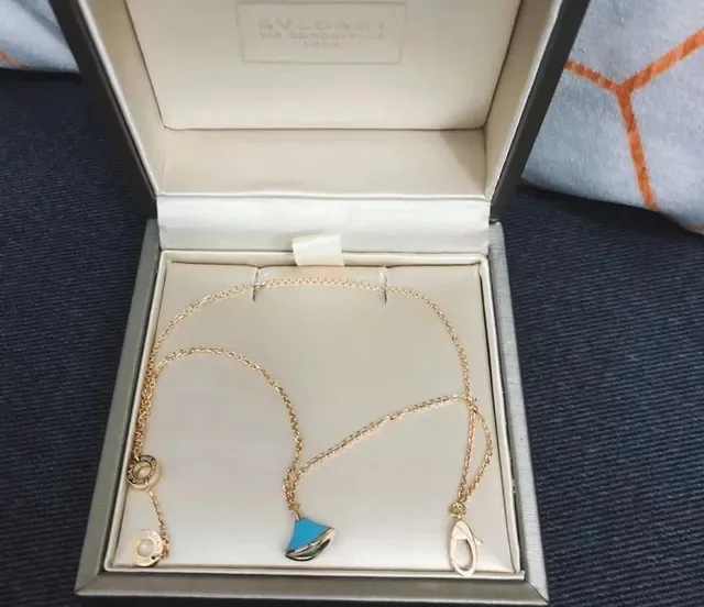Collar con colgante de forma de abanico con incrustación de esmalte en dorado y azul 3
