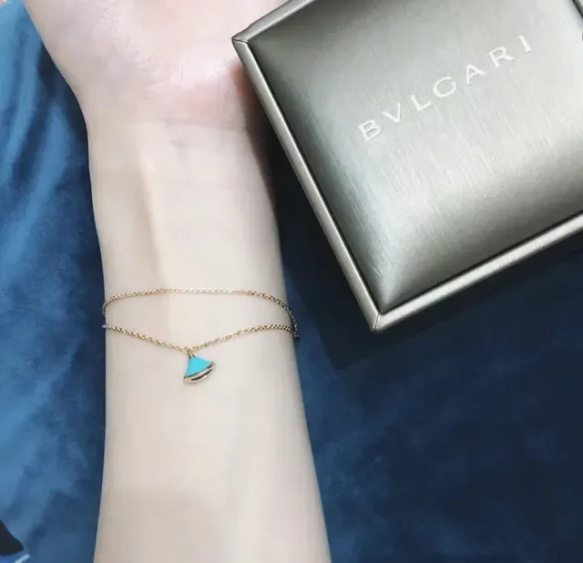 Collar con colgante de forma de abanico con incrustación de esmalte en dorado y azul 4