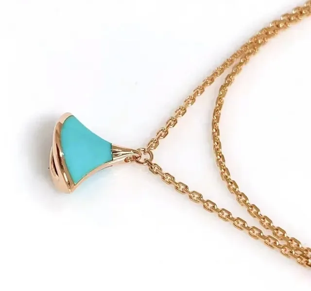 Collar con colgante de forma de abanico con incrustación de esmalte en dorado y azul 5