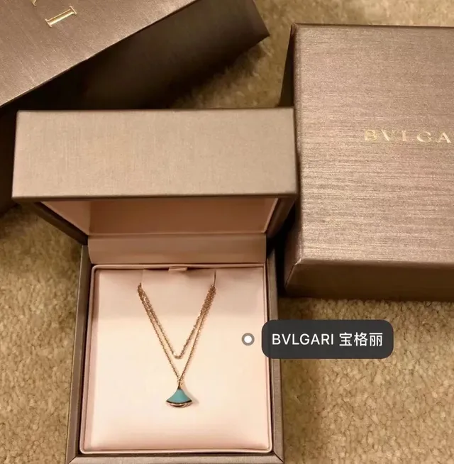 Collar con colgante de forma de abanico con incrustación de esmalte en dorado y azul 6