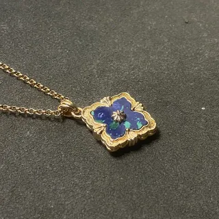 Colar de filigrana de esmalte com inlay de ouro e azul em forma de quatrefoil