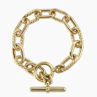 Pulsera dorada con cadena gruesa y detalles de cuerda retorcida