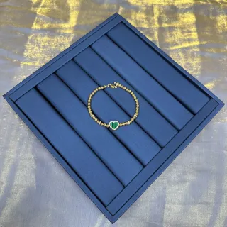 Bracelete de malachita verde e dourada com coração como centro