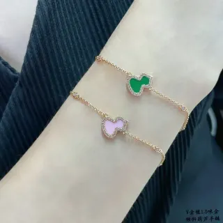 Bracelete corrente dourada verde pingentes em forma de coração esmaltados