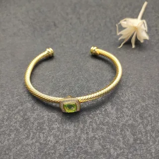 Pulsera de banda de cable retorcida en oro y verde con bisel cuadrado