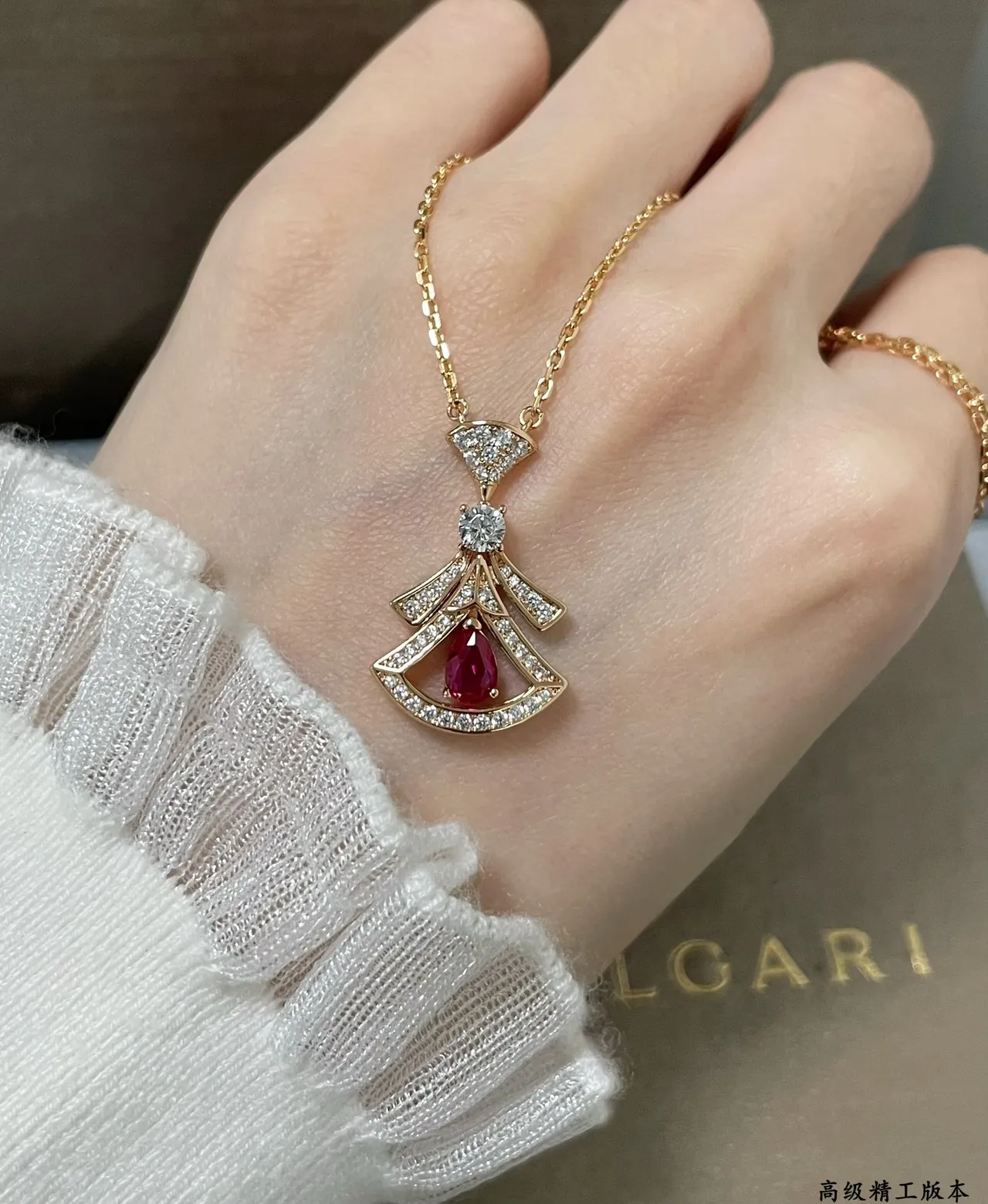 Gold Red Fan-Shaped Pendant Pavé-Set Diamonds Necklace 2