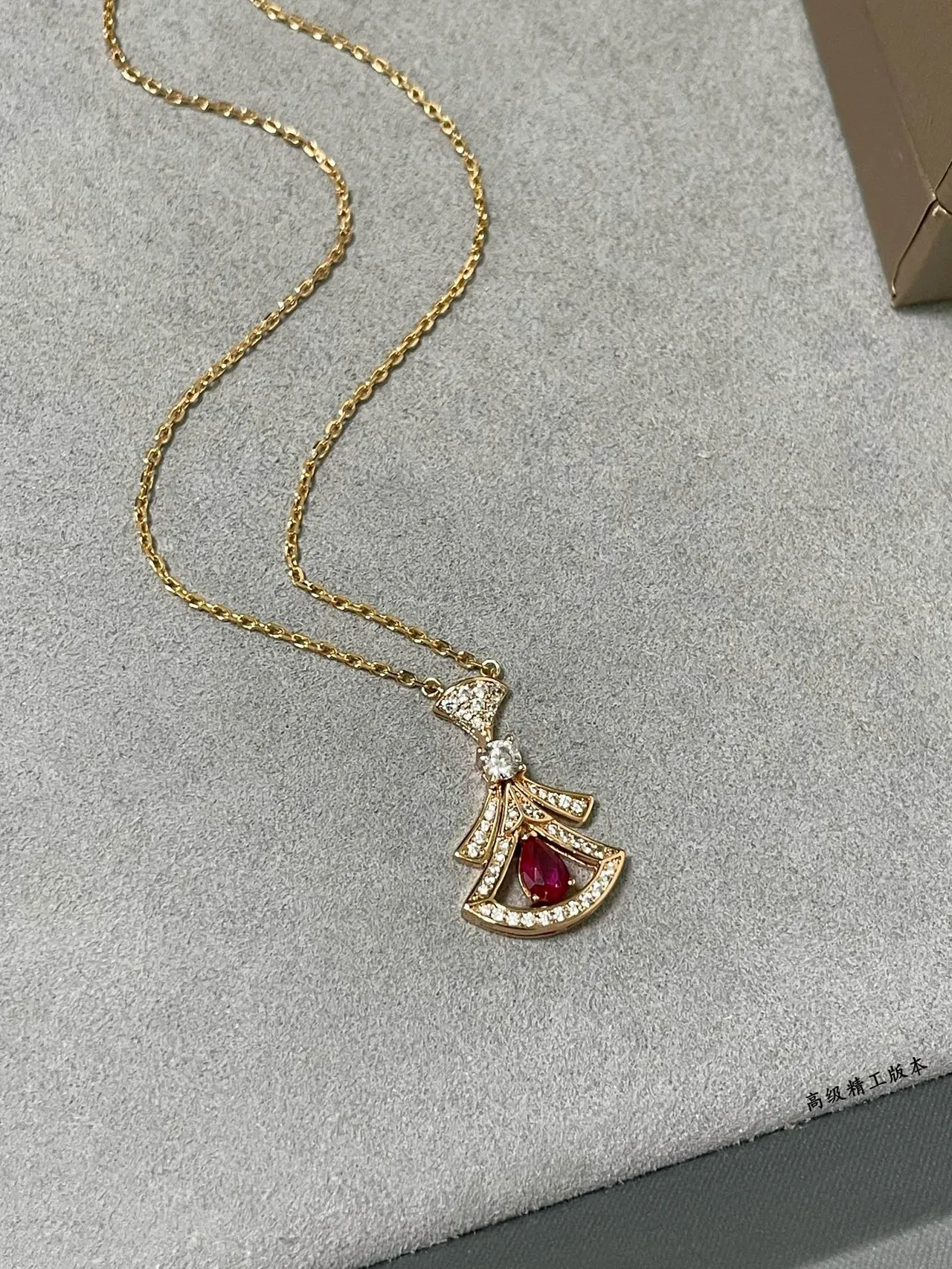Gold Red Fan-Shaped Pendant Pavé-Set Diamonds Necklace 6