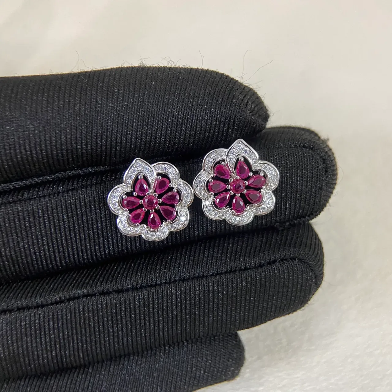 Gold Red Flower-Shaped Pavé-Set Jewelry 4