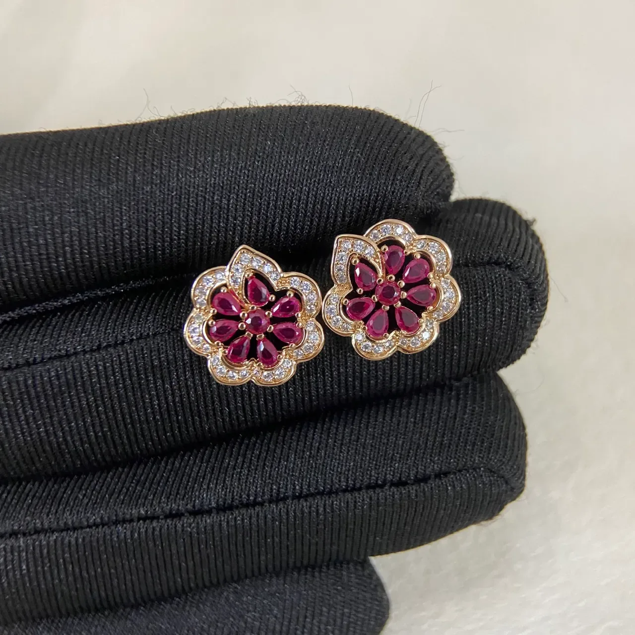 Gold Red Flower-Shaped Pavé-Set Jewelry 5