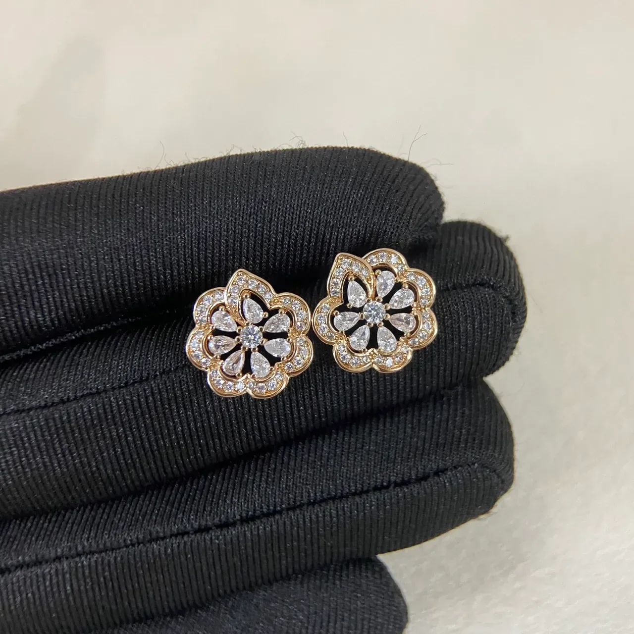 Gold Red Flower-Shaped Pavé-Set Jewelry 6