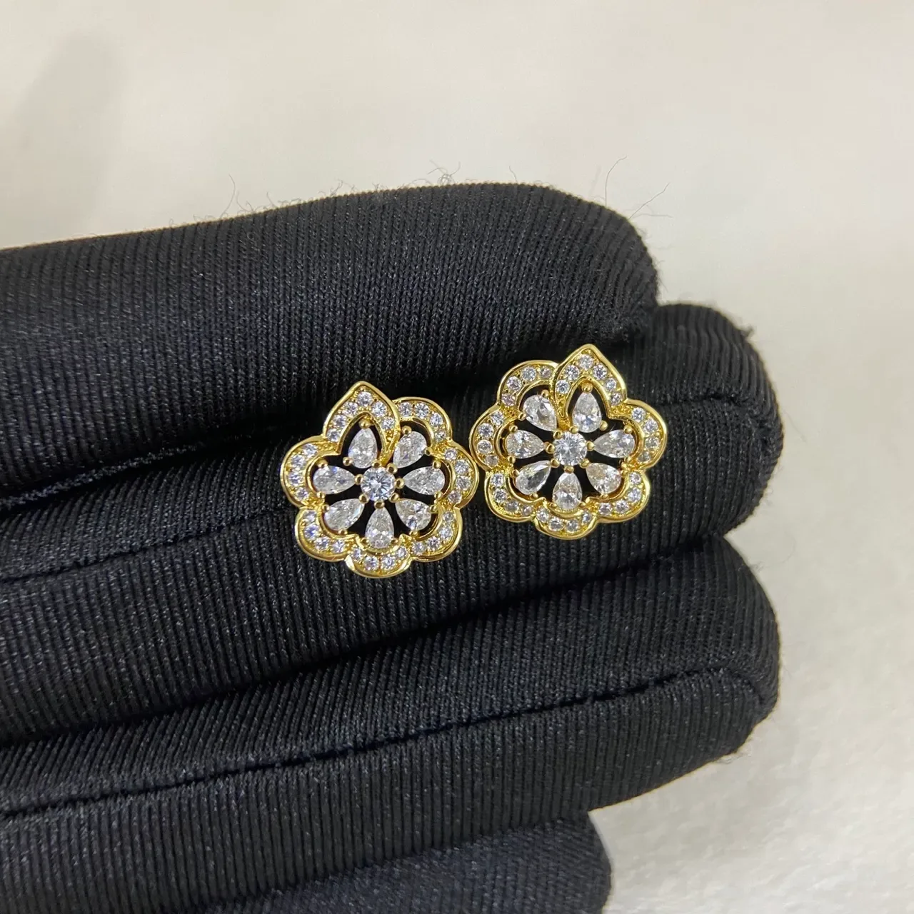 Gold Red Flower-Shaped Pavé-Set Jewelry 7