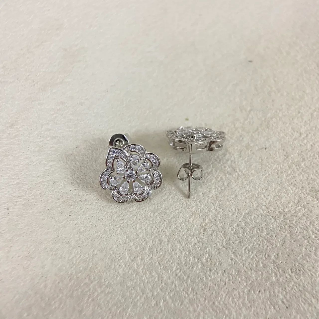 Gold Red Flower-Shaped Pavé-Set Jewelry 8