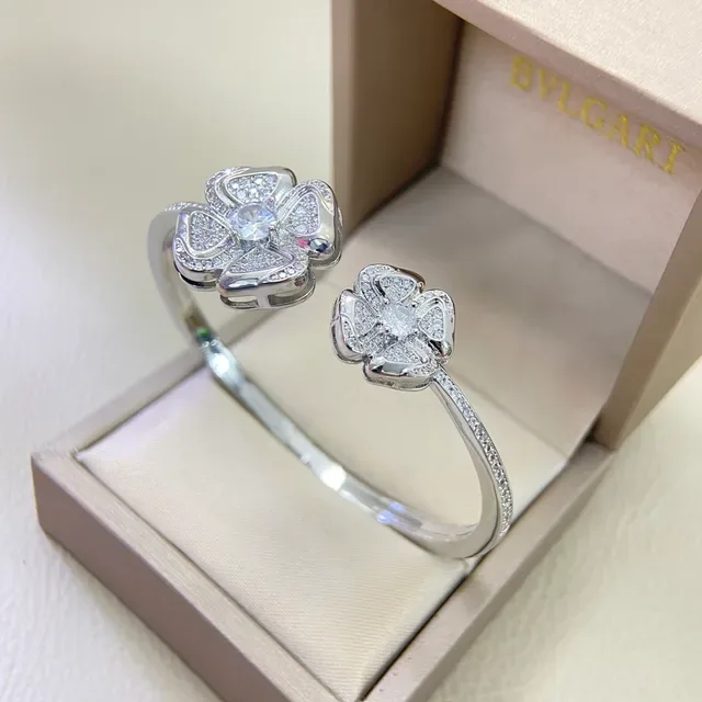 Gold Silver Flower-Shaped Pavé-Set Ring 4