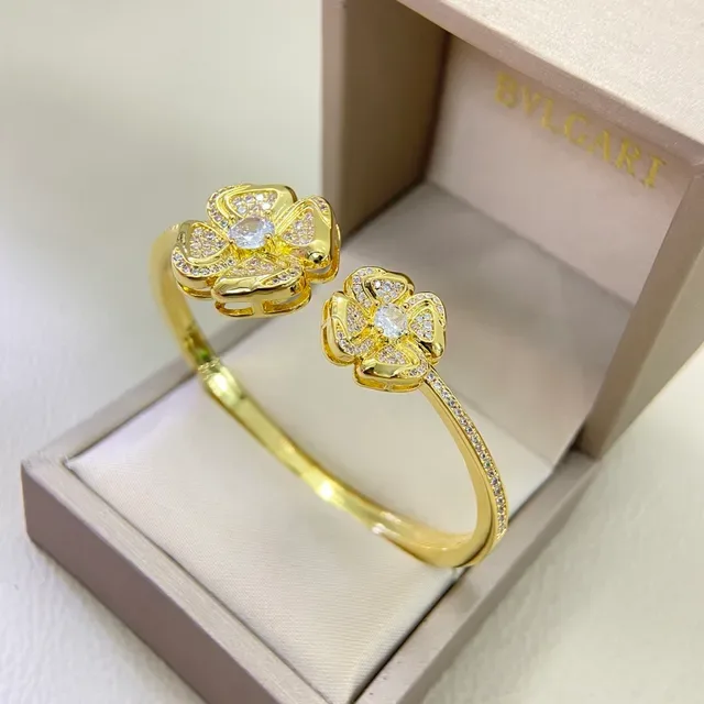 Gold Silver Flower-Shaped Pavé-Set Ring 5