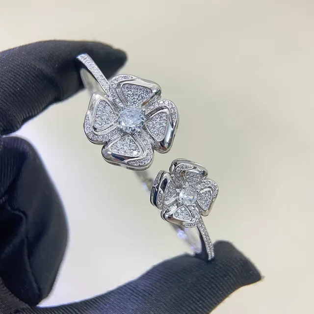Gold Silver Flower-Shaped Pavé-Set Ring 7