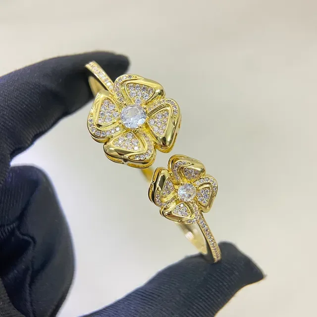 Gold Silver Flower-Shaped Pavé-Set Ring 8