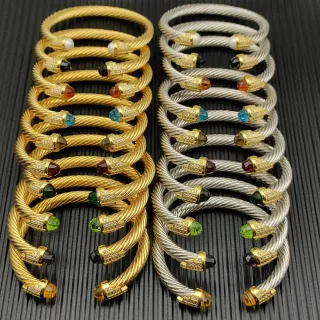 Pulsera de alambre de cable trenzado en oro y plata con cristales transparentes pavé-set