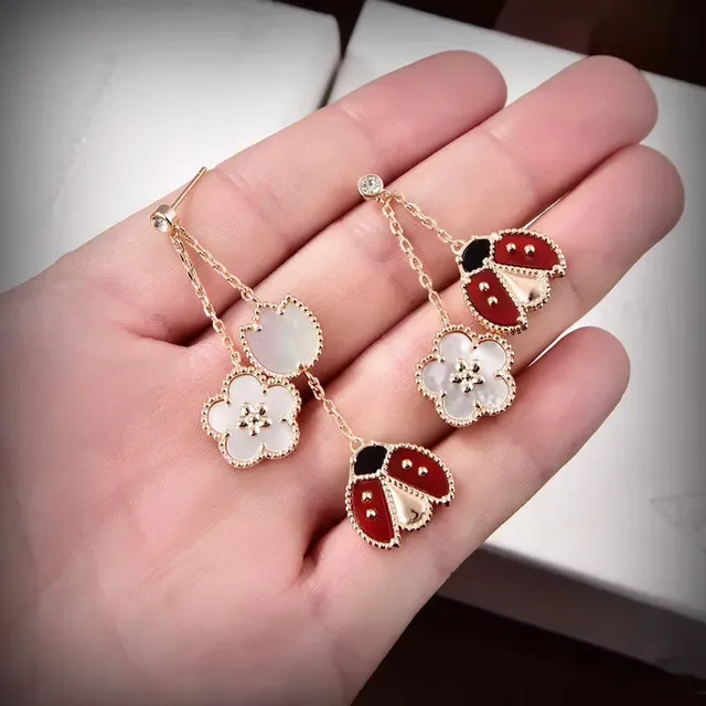 Boucles d'oreilles pendantes en émail doré avec coccinelle et chaîne de fleurs en nacre 2