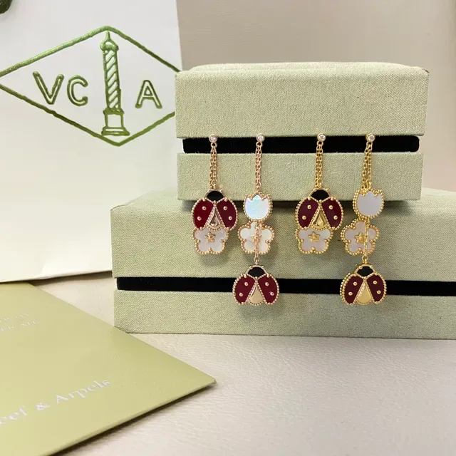 Boucles d'oreilles pendantes en émail doré avec coccinelle et chaîne de fleurs en nacre 3