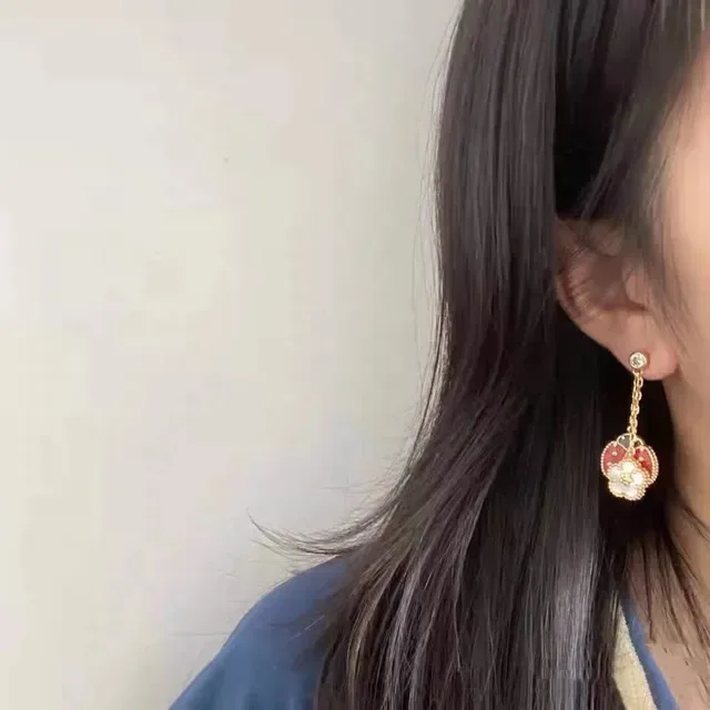 Boucles d'oreilles pendantes en émail doré avec coccinelle et chaîne de fleurs en nacre 4