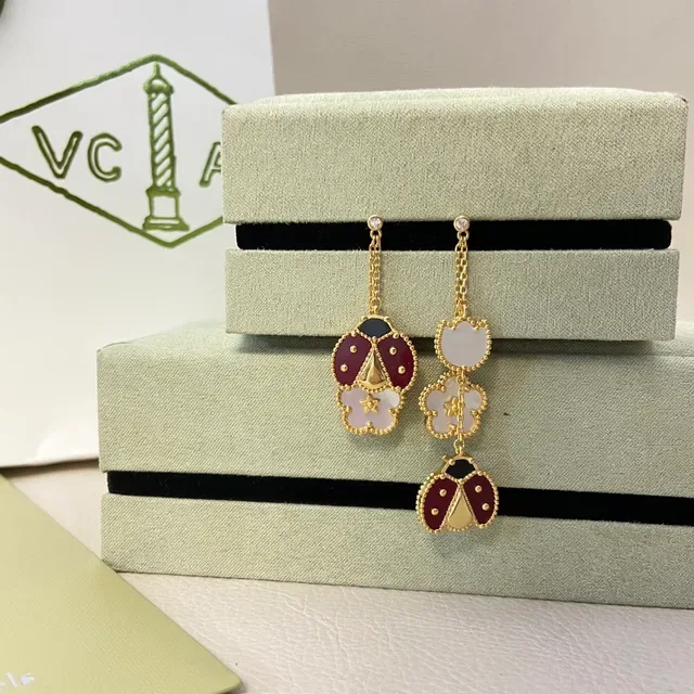 Boucles d'oreilles pendantes en émail doré avec coccinelle et chaîne de fleurs en nacre 5