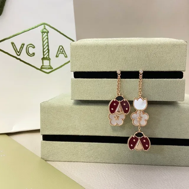 Boucles d'oreilles pendantes en émail doré avec coccinelle et chaîne de fleurs en nacre 6
