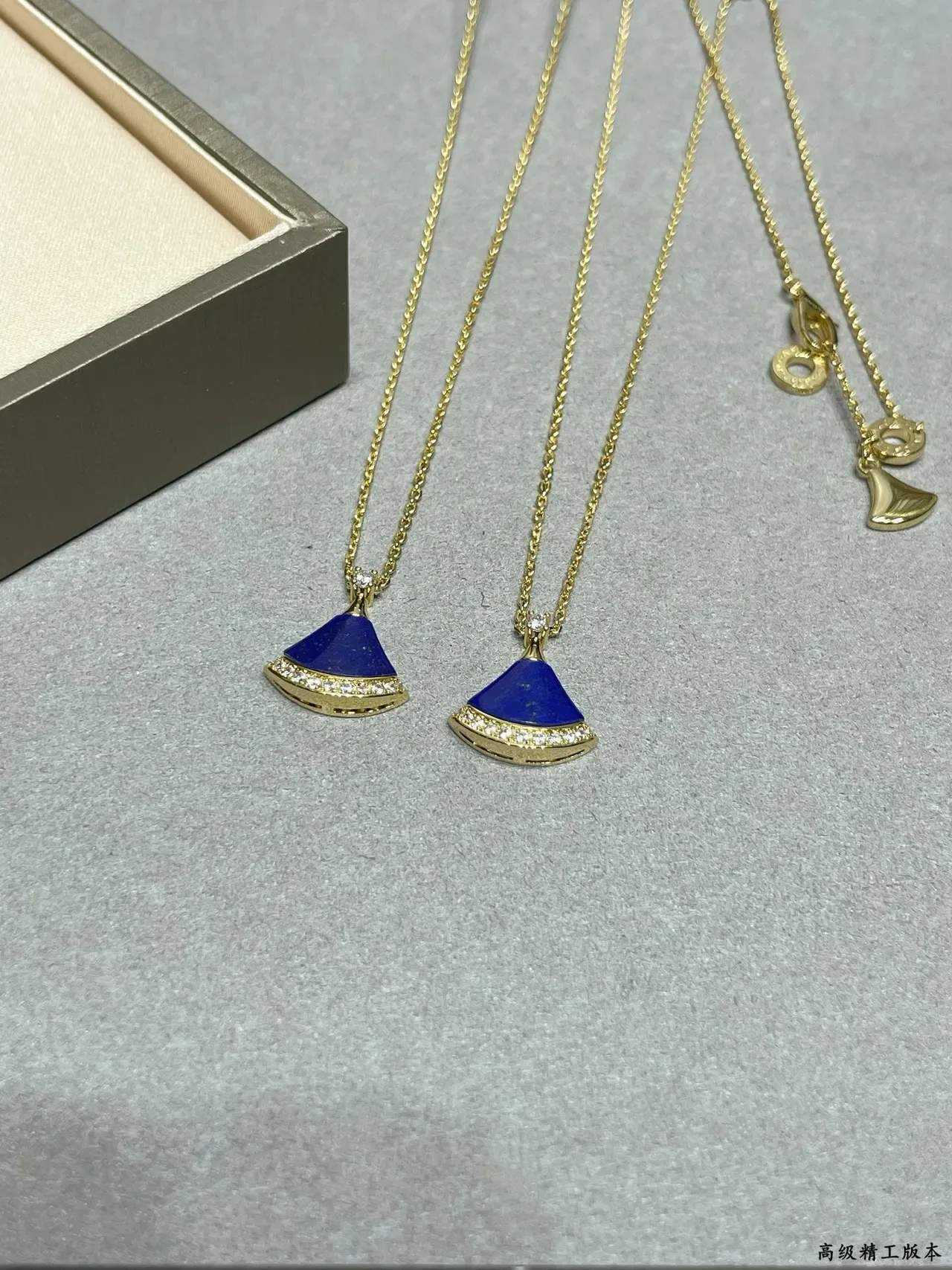 Colliers de ton or avec forme d'éventail, émail bleu et cristaux 4