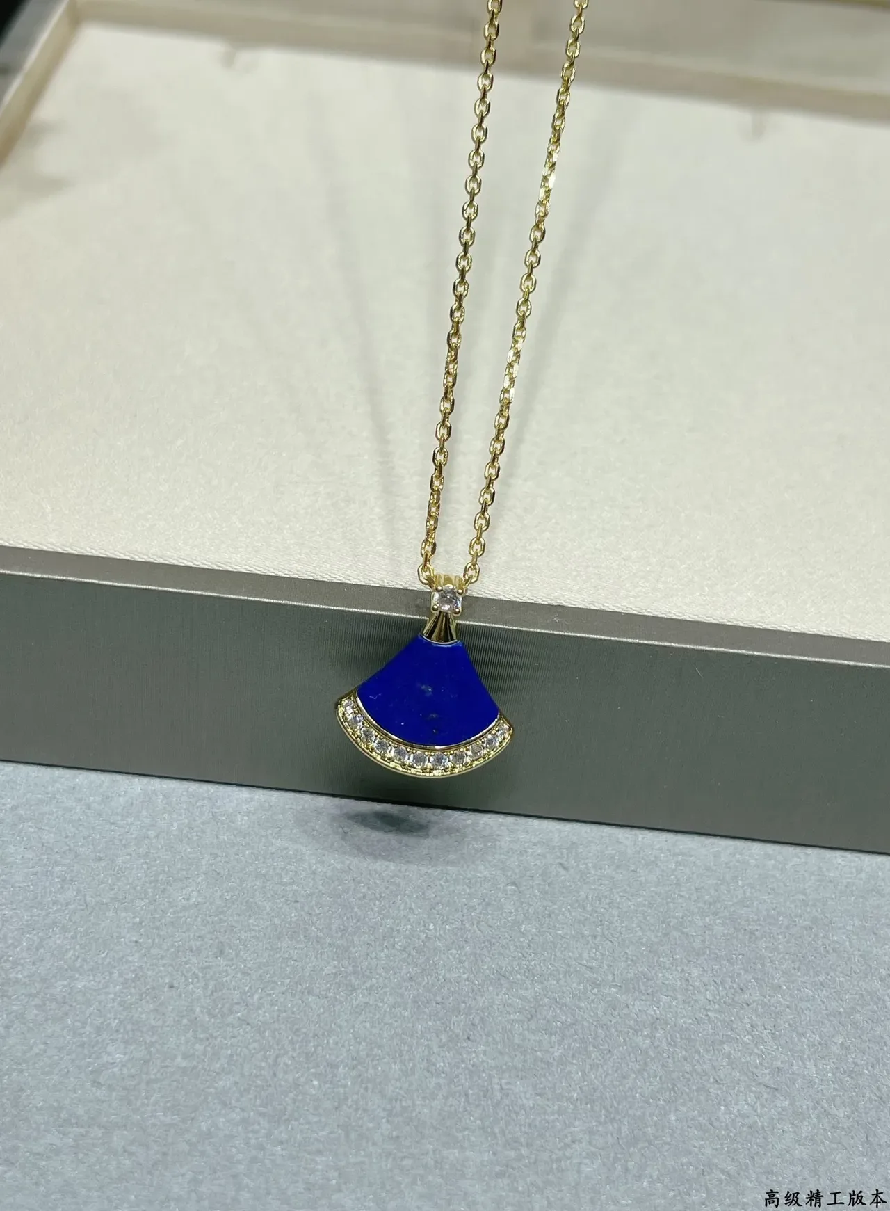 Colliers de ton or avec forme d'éventail, émail bleu et cristaux 6