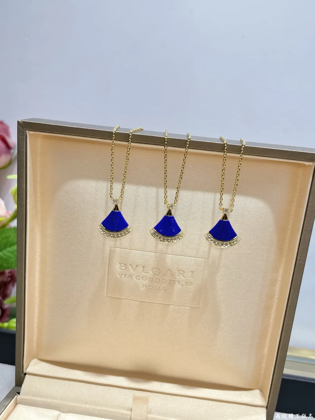 Colliers de ton or avec forme d'éventail, émail bleu et cristaux 7