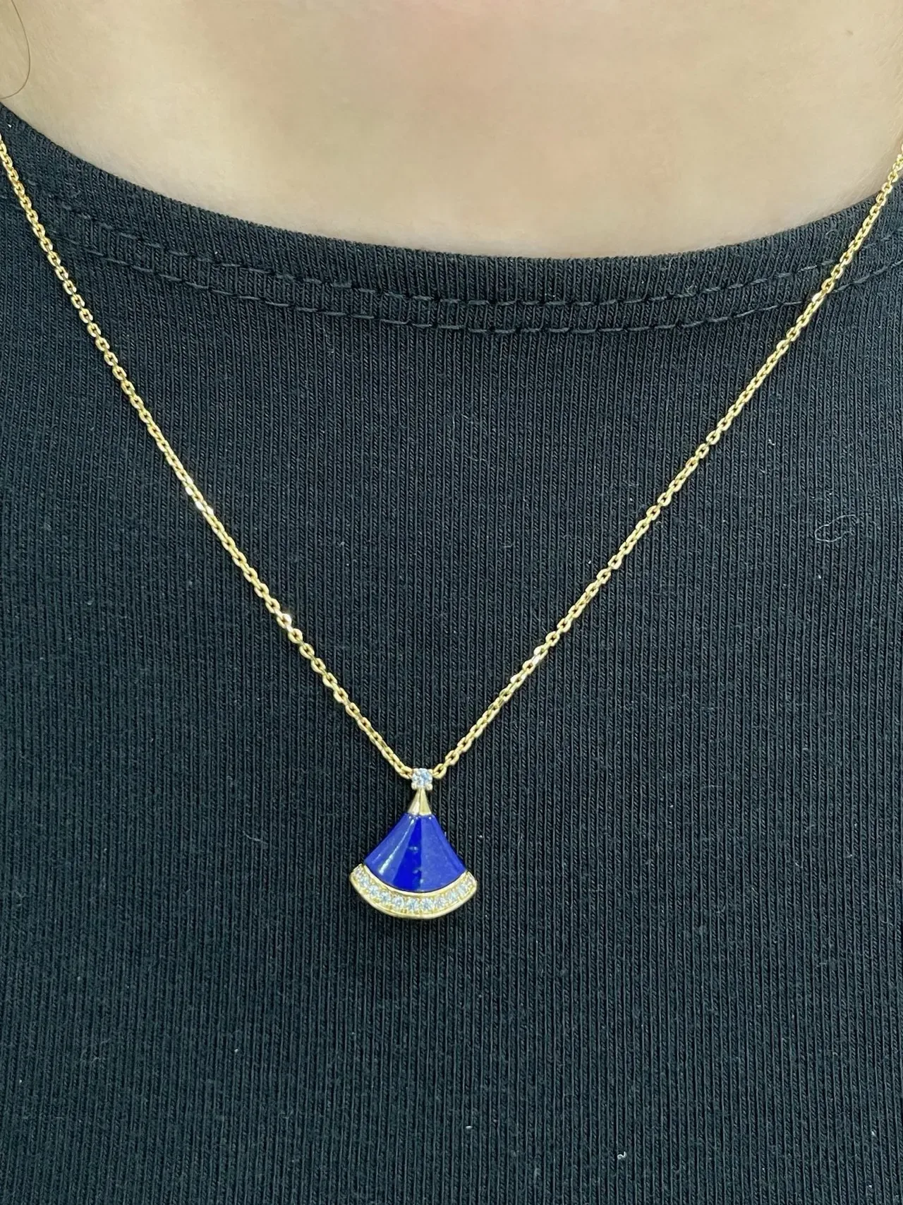 Colliers de ton or avec forme d'éventail, émail bleu et cristaux 8