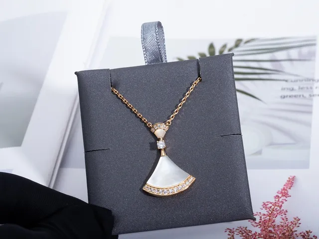 Collier pendentif en forme d'éventail en ton doré avec mère de perle et cristal 2