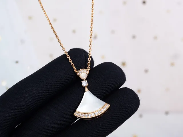 Collier pendentif en forme d'éventail en ton doré avec mère de perle et cristal 3