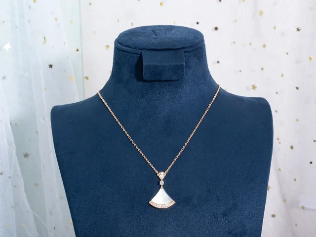 Collier pendentif en forme d'éventail en ton doré avec mère de perle et cristal 4