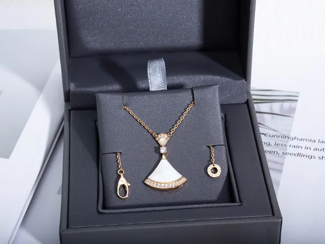 Collier pendentif en forme d'éventail en ton doré avec mère de perle et cristal 5