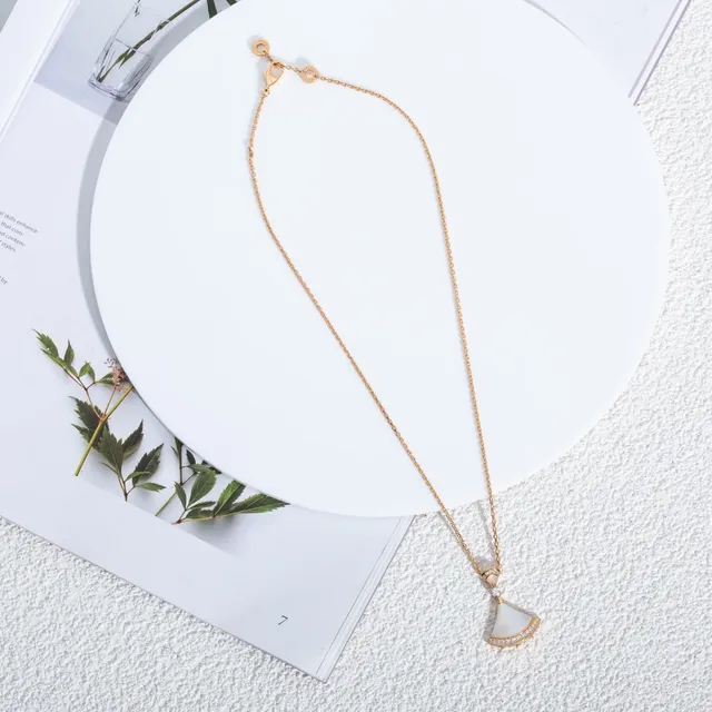 Collier pendentif en forme d'éventail en ton doré avec mère de perle et cristal 6